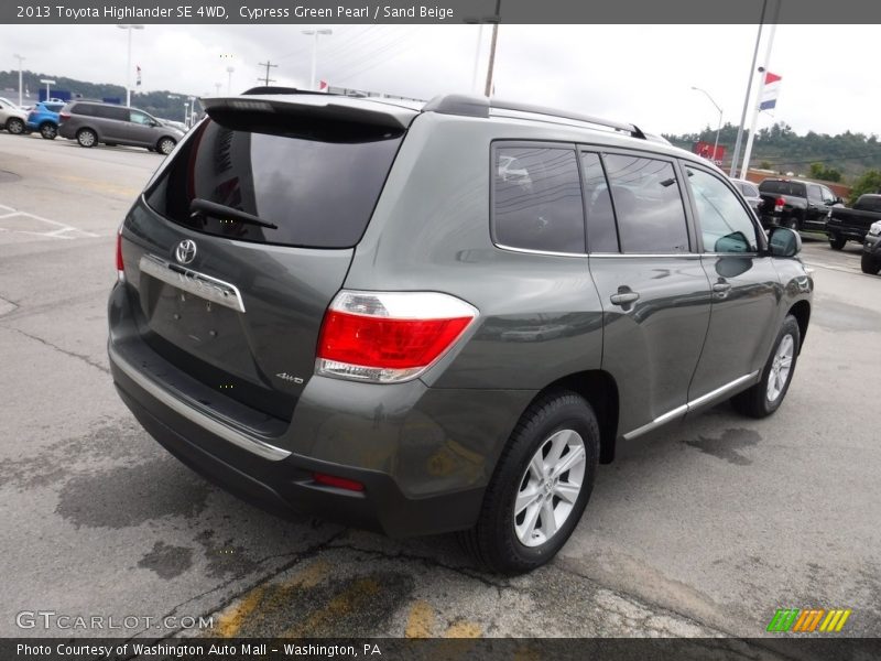 Cypress Green Pearl / Sand Beige 2013 Toyota Highlander SE 4WD