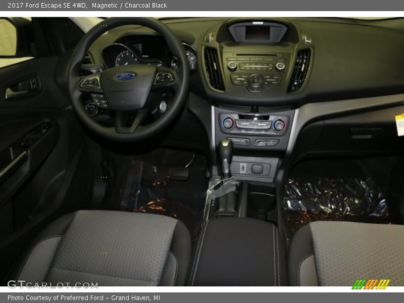 Magnetic / Charcoal Black 2017 Ford Escape SE 4WD