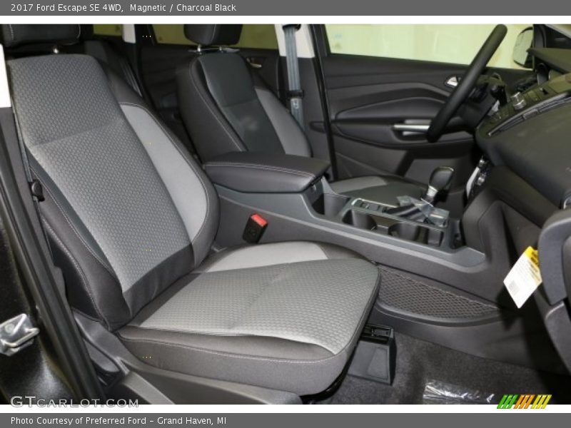 Magnetic / Charcoal Black 2017 Ford Escape SE 4WD