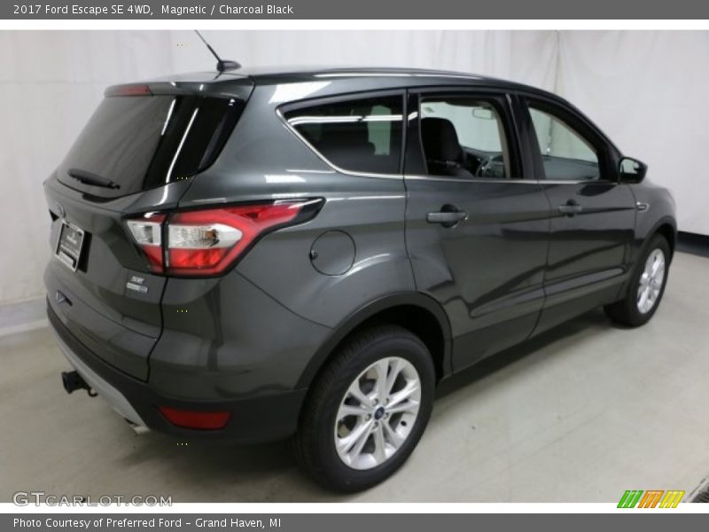 Magnetic / Charcoal Black 2017 Ford Escape SE 4WD