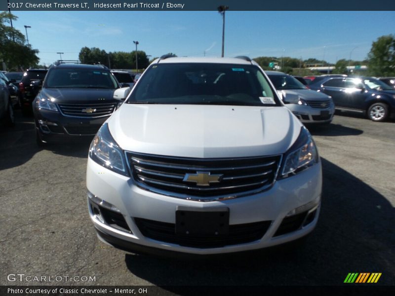 Iridescent Pearl Tricoat / Ebony 2017 Chevrolet Traverse LT
