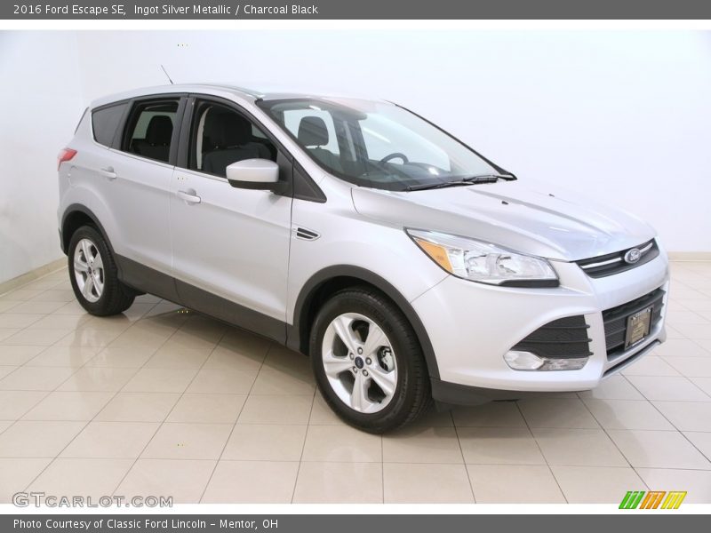 Ingot Silver Metallic / Charcoal Black 2016 Ford Escape SE