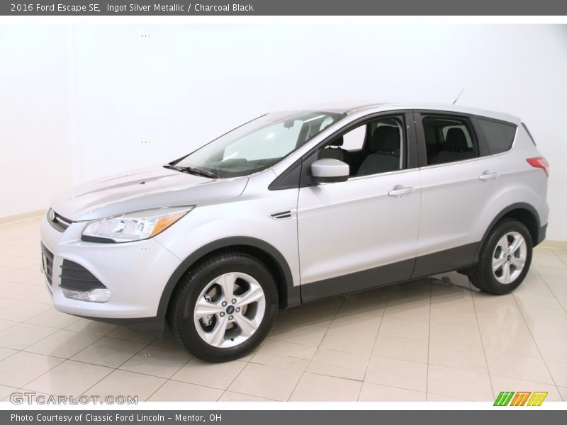 Front 3/4 View of 2016 Escape SE