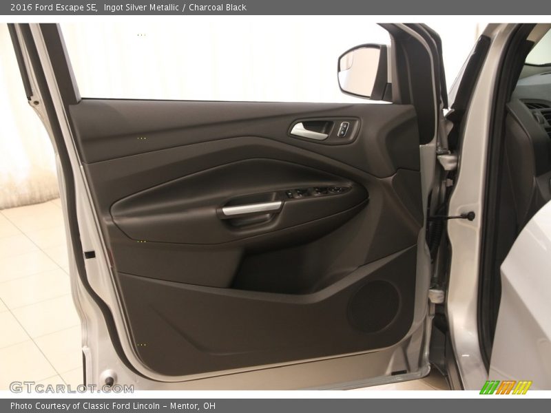 Ingot Silver Metallic / Charcoal Black 2016 Ford Escape SE
