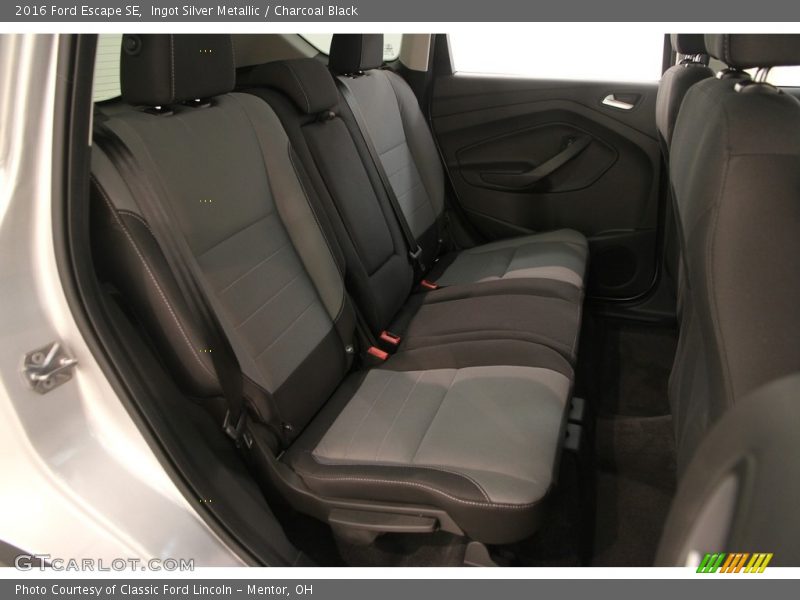 Ingot Silver Metallic / Charcoal Black 2016 Ford Escape SE