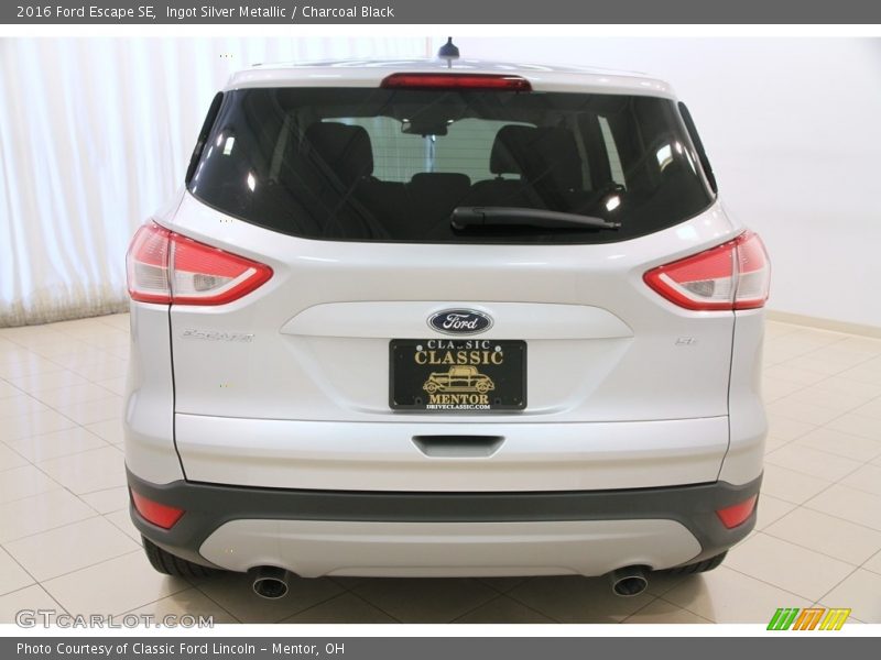Ingot Silver Metallic / Charcoal Black 2016 Ford Escape SE