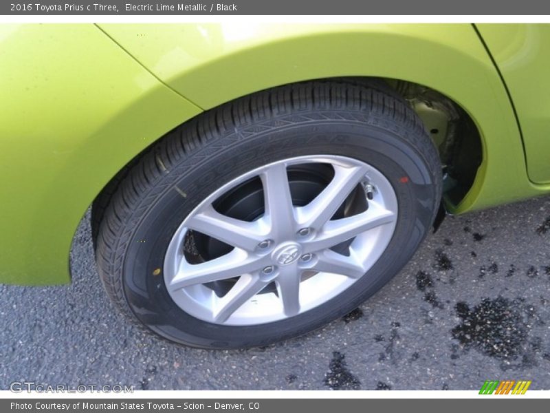 Electric Lime Metallic / Black 2016 Toyota Prius c Three