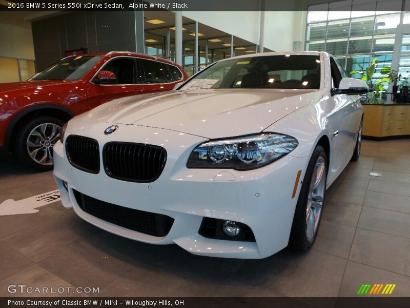 Alpine White / Black 2016 BMW 5 Series 550i xDrive Sedan