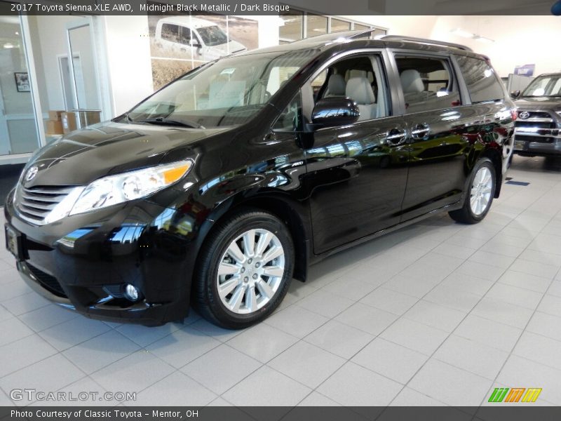 Front 3/4 View of 2017 Sienna XLE AWD