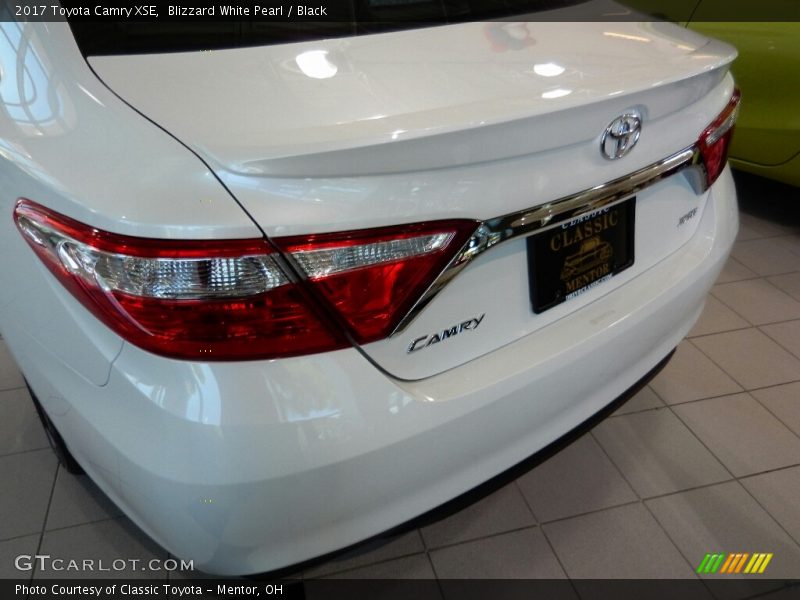 Blizzard White Pearl / Black 2017 Toyota Camry XSE