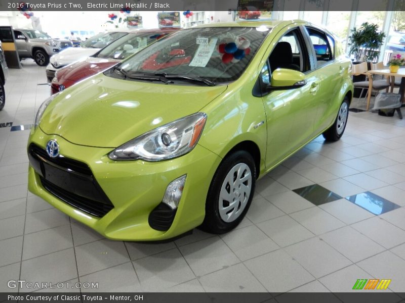 Front 3/4 View of 2016 Prius c Two