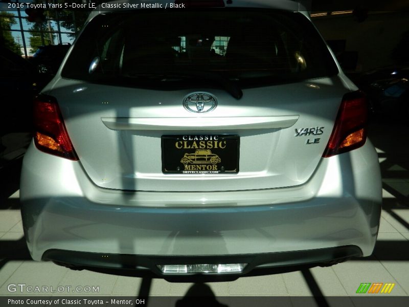 Classic Silver Metallic / Black 2016 Toyota Yaris 5-Door LE