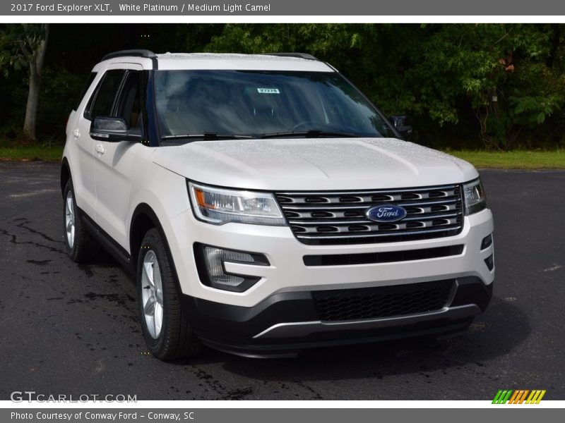 Front 3/4 View of 2017 Explorer XLT