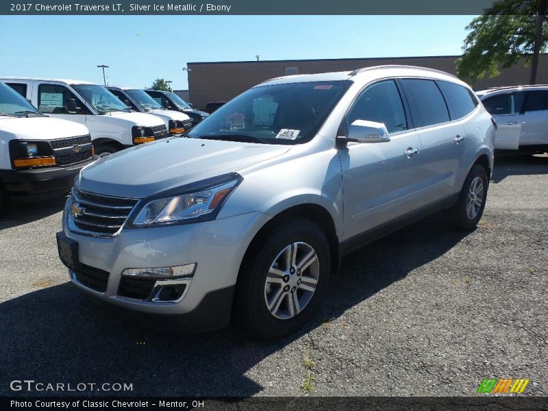 Front 3/4 View of 2017 Traverse LT