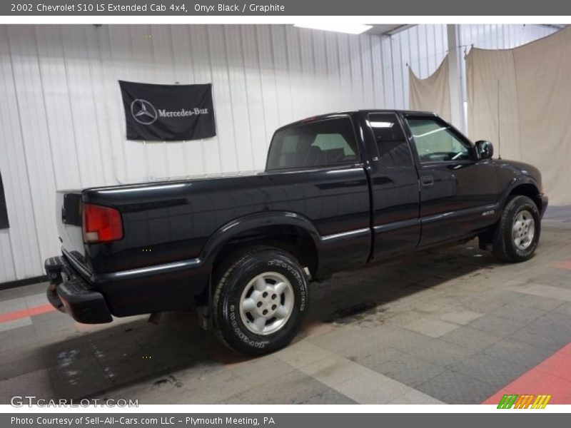 Onyx Black / Graphite 2002 Chevrolet S10 LS Extended Cab 4x4