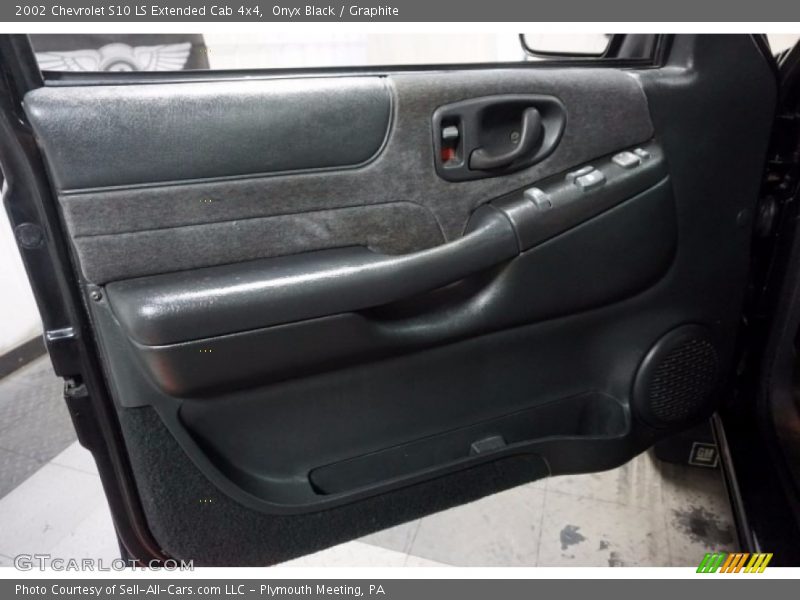 Onyx Black / Graphite 2002 Chevrolet S10 LS Extended Cab 4x4