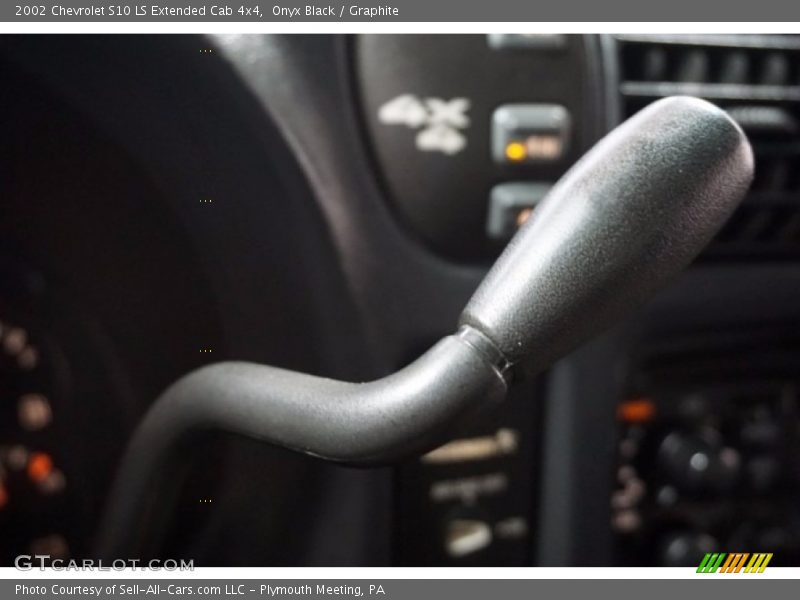 Onyx Black / Graphite 2002 Chevrolet S10 LS Extended Cab 4x4
