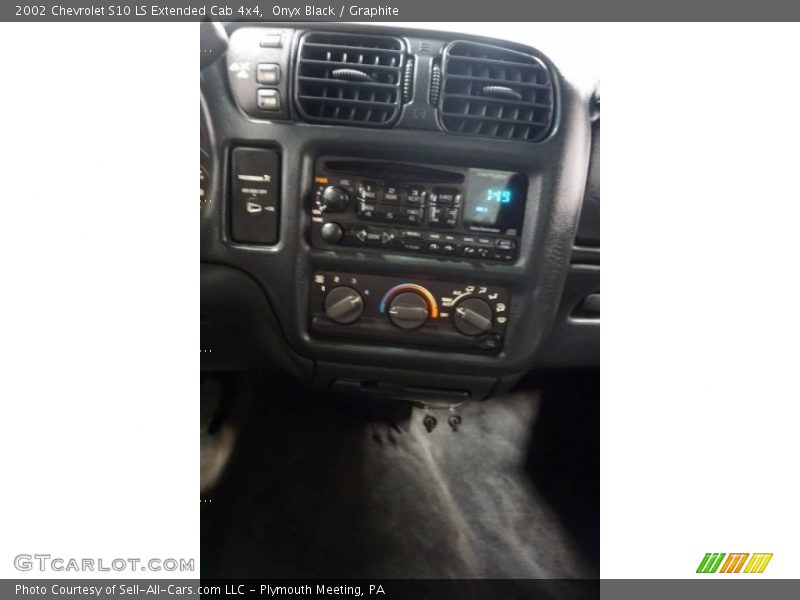 Onyx Black / Graphite 2002 Chevrolet S10 LS Extended Cab 4x4