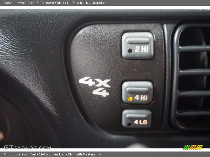 Onyx Black / Graphite 2002 Chevrolet S10 LS Extended Cab 4x4