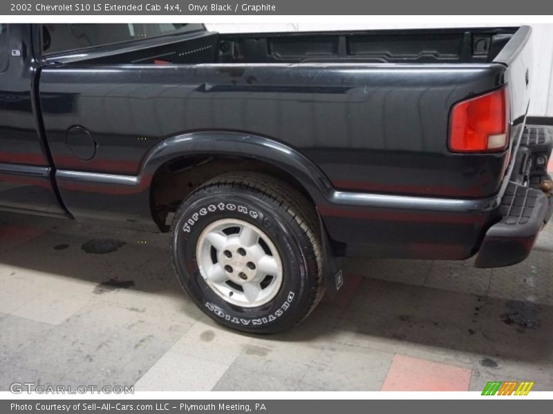 Onyx Black / Graphite 2002 Chevrolet S10 LS Extended Cab 4x4