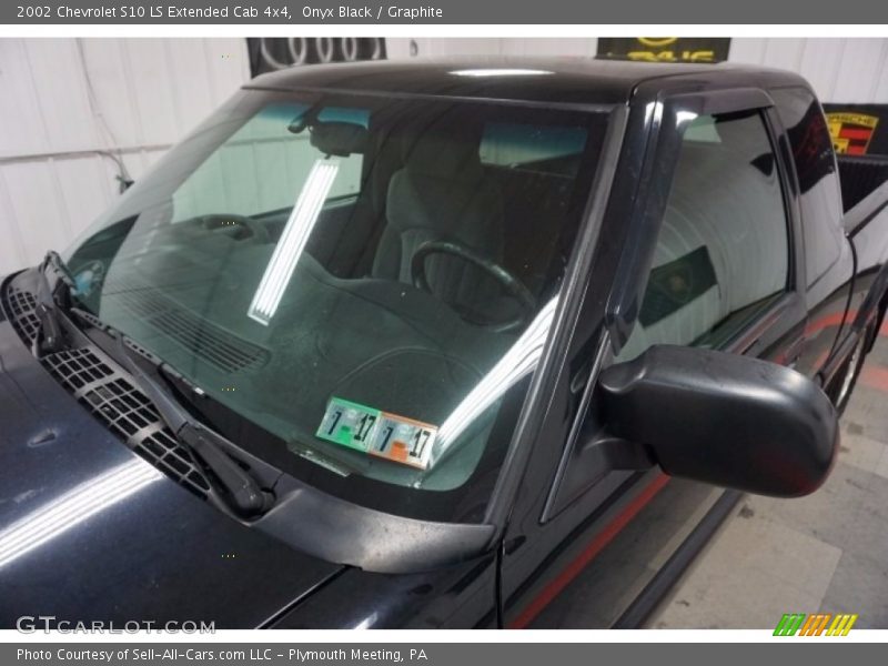 Onyx Black / Graphite 2002 Chevrolet S10 LS Extended Cab 4x4