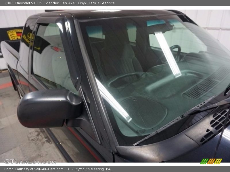 Onyx Black / Graphite 2002 Chevrolet S10 LS Extended Cab 4x4