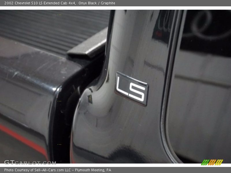 Onyx Black / Graphite 2002 Chevrolet S10 LS Extended Cab 4x4