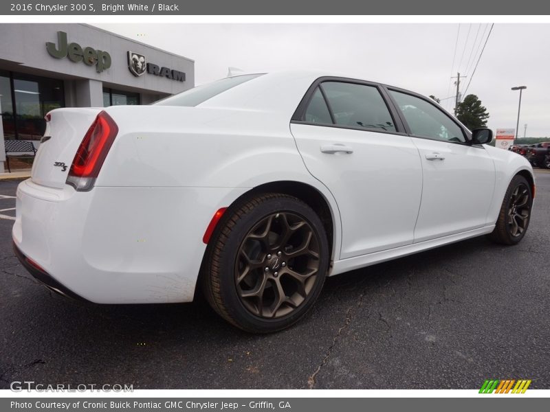 Bright White / Black 2016 Chrysler 300 S