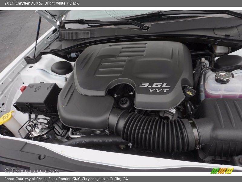 Bright White / Black 2016 Chrysler 300 S