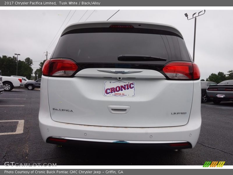 Tusk White / Black/Alloy 2017 Chrysler Pacifica Limited