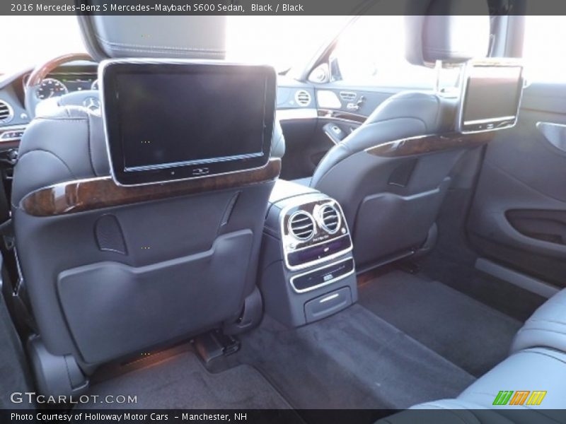 Entertainment System of 2016 S Mercedes-Maybach S600 Sedan