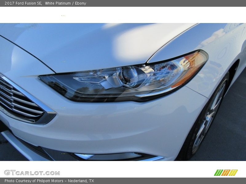 White Platinum / Ebony 2017 Ford Fusion SE