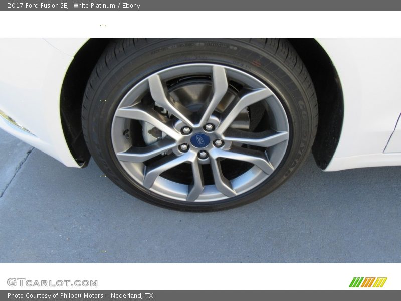 White Platinum / Ebony 2017 Ford Fusion SE
