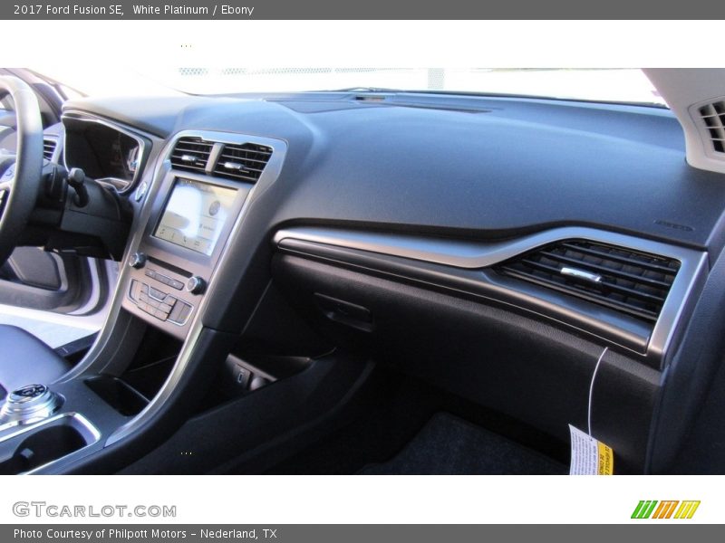 White Platinum / Ebony 2017 Ford Fusion SE