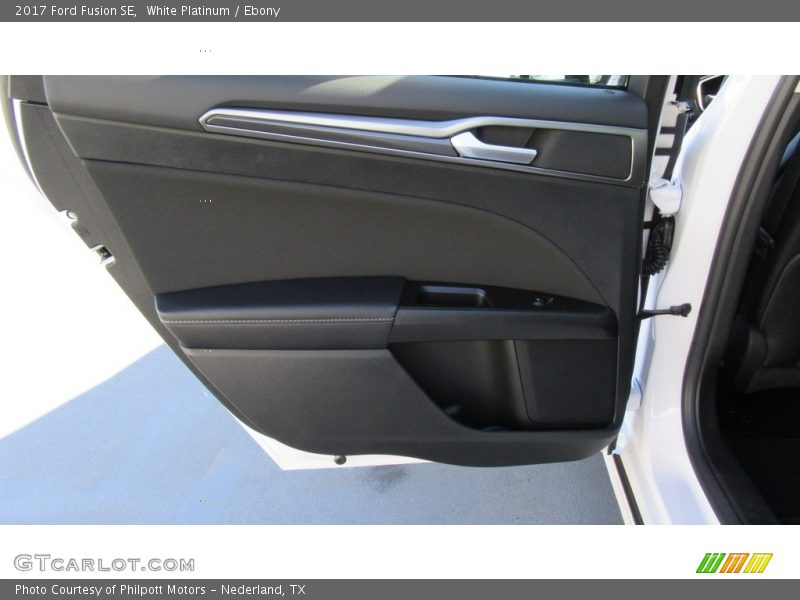 White Platinum / Ebony 2017 Ford Fusion SE