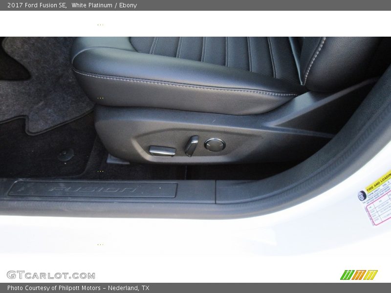 White Platinum / Ebony 2017 Ford Fusion SE