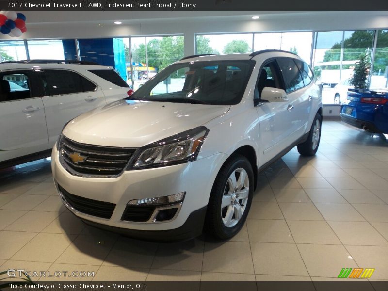 Iridescent Pearl Tricoat / Ebony 2017 Chevrolet Traverse LT AWD