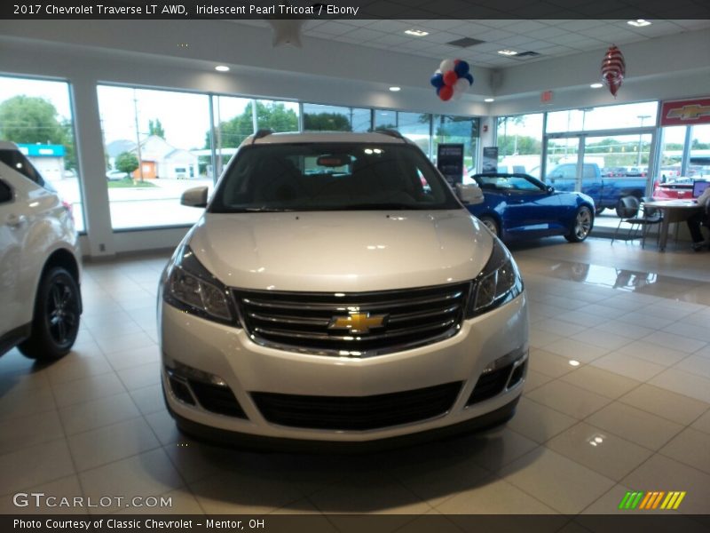 Iridescent Pearl Tricoat / Ebony 2017 Chevrolet Traverse LT AWD
