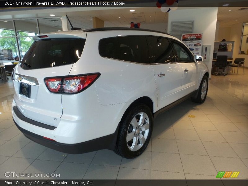 Iridescent Pearl Tricoat / Ebony 2017 Chevrolet Traverse LT AWD