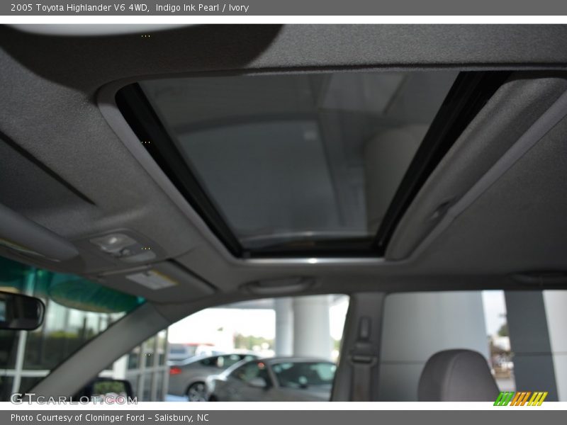 Indigo Ink Pearl / Ivory 2005 Toyota Highlander V6 4WD