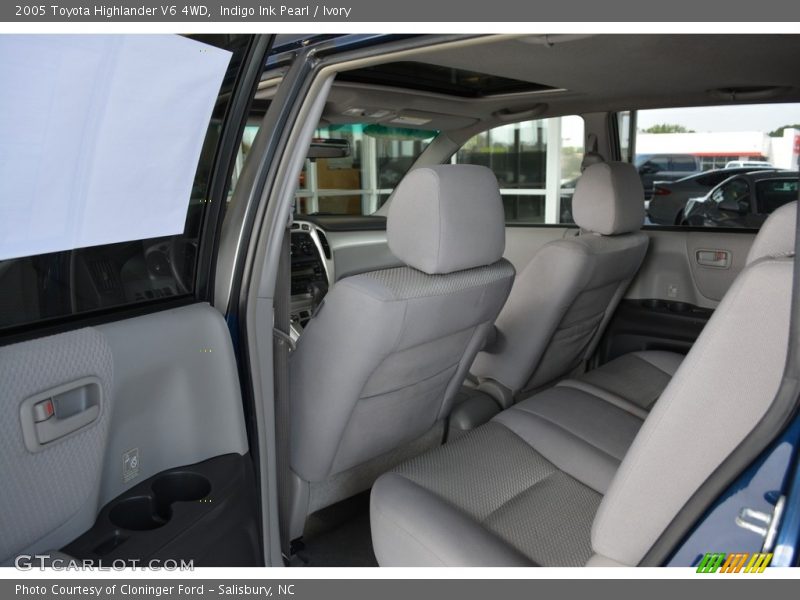 Indigo Ink Pearl / Ivory 2005 Toyota Highlander V6 4WD