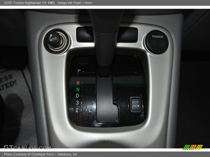 Indigo Ink Pearl / Ivory 2005 Toyota Highlander V6 4WD