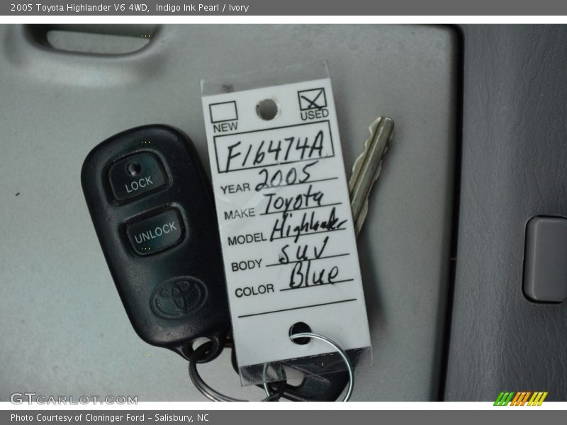 Indigo Ink Pearl / Ivory 2005 Toyota Highlander V6 4WD