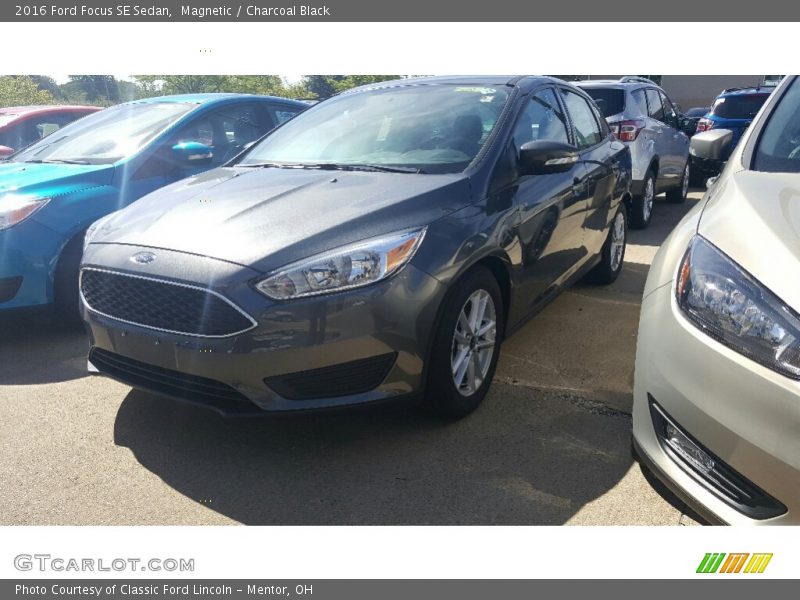 Magnetic / Charcoal Black 2016 Ford Focus SE Sedan