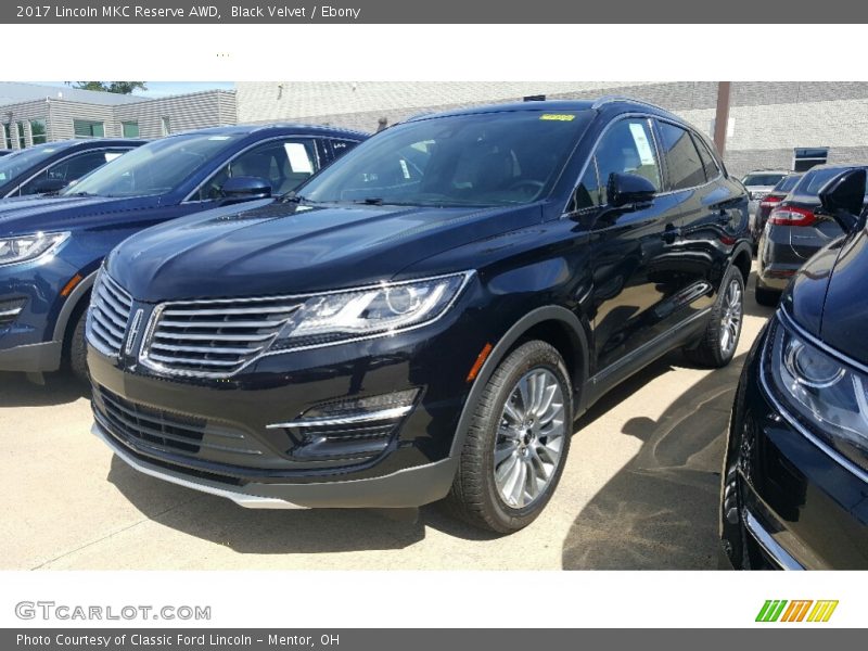 Front 3/4 View of 2017 MKC Reserve AWD