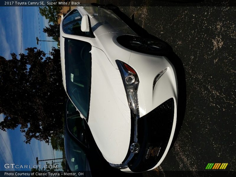Super White / Black 2017 Toyota Camry SE