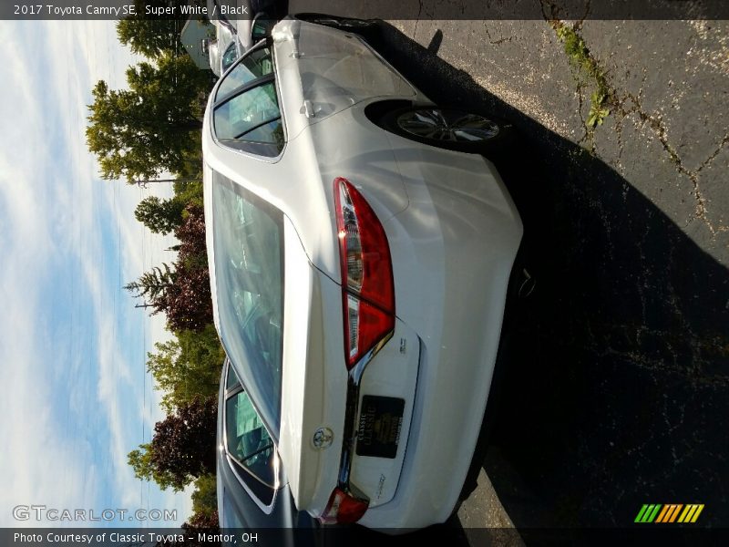 Super White / Black 2017 Toyota Camry SE