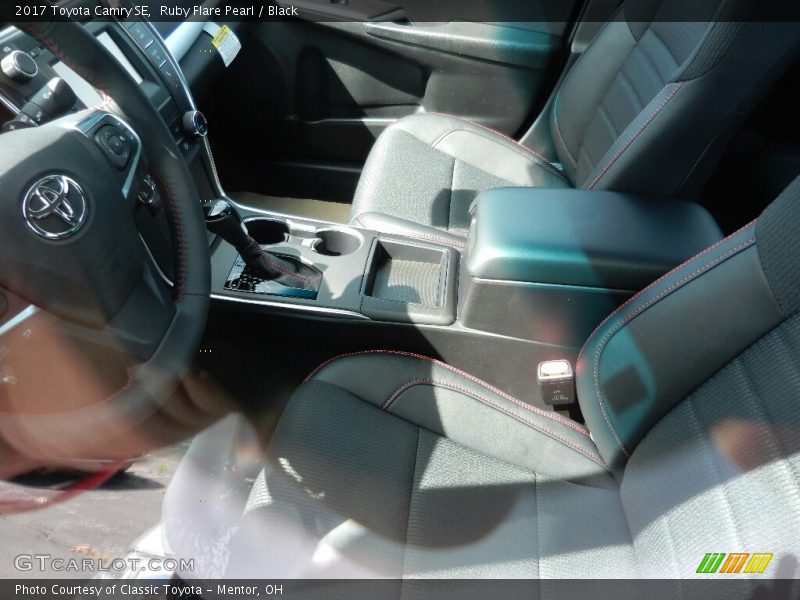 Ruby Flare Pearl / Black 2017 Toyota Camry SE