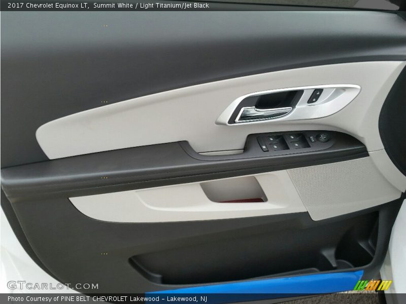 Summit White / Light Titanium/Jet Black 2017 Chevrolet Equinox LT