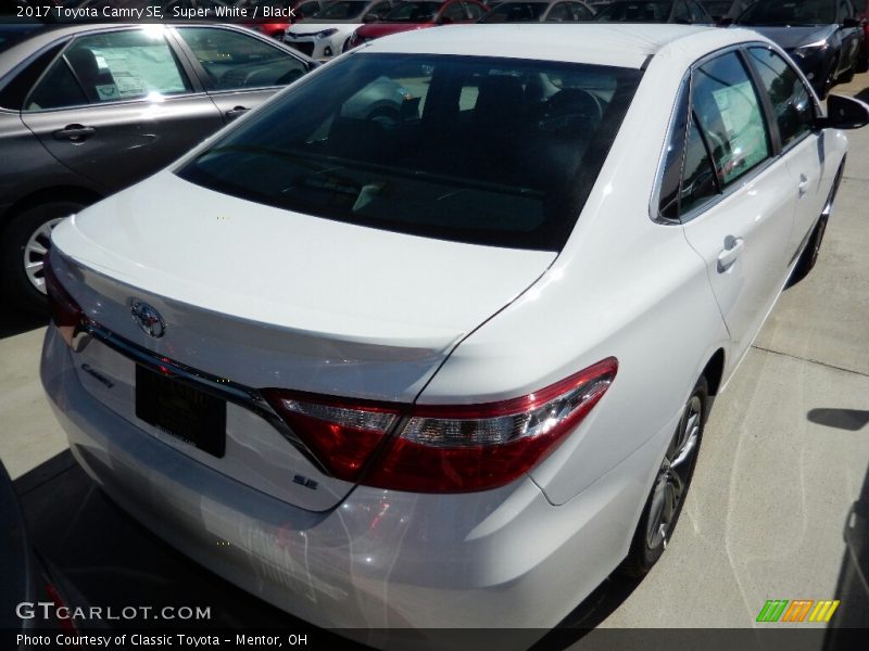 Super White / Black 2017 Toyota Camry SE